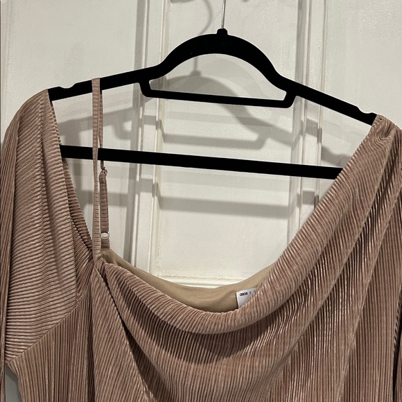 NWT ASOS DESIGN Curve Plisse Fallen Shoulder Maxi Dress With Ruching in Camel 20 - Picture 7 of 13
